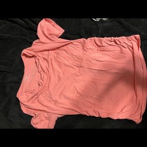 🤰short sleeve shirt w/ scoop neckline coral/pink